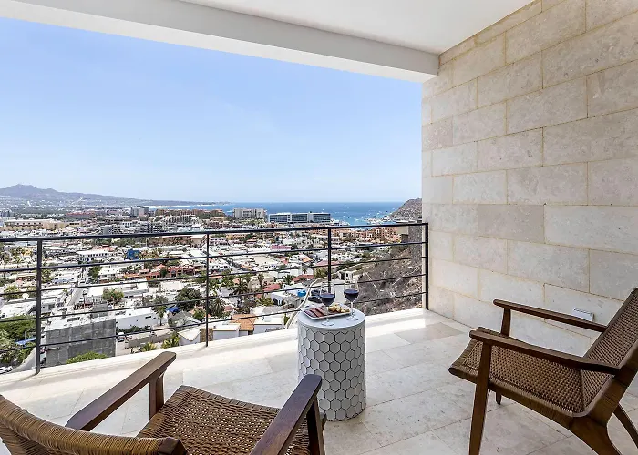 Stunning Ocean Views & Walk To Cabo Marina Сasa de vacaciones